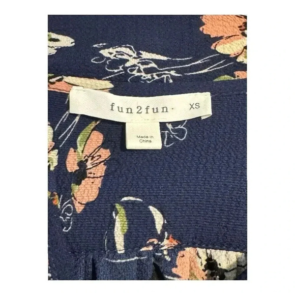Fun2Fun Stitch Fix Kenmore Splitneck Navy Blue Women’s XS Floral Top NWOT - Picture 4 of 7